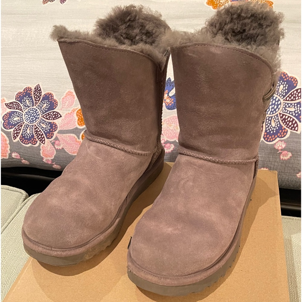 UGGS - Picture 2 of 7